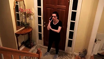 Adolescente morena de Jasmin Jai recibe masaje de culo y queda noqueada