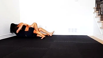 Malily lucha hardcore en tanga con piernas sexys