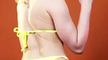 Blonde Stiefschwester lutscht wieder dicken Schwanz