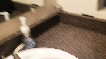 Любительница кончает на шорты в POV