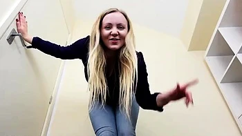 Blondes Teen Kaidence King trampelt in Stilettos