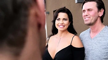 Hübsche MILF von zwei großen Schwänzen gefickt