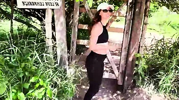 Il a joui dans mon cul brésilien serré pendant le vlog du camping