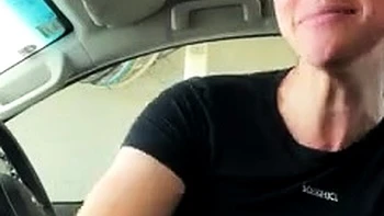 Brünette Milf wichst sich in der Autowäsche