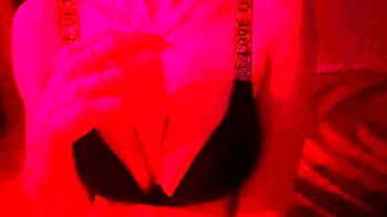 Loira tatuada mostra suas habilidades de boquete