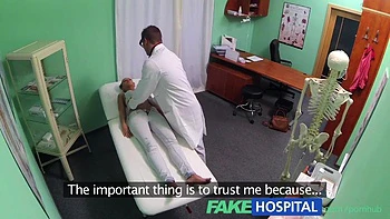 Falsche Klinik-Brünette Patientin verlangt Arzt's großen Schwanz