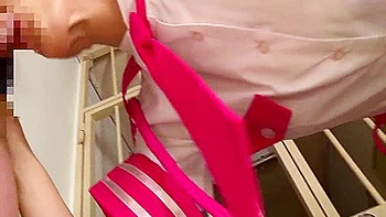 Asiatische Milf Polizistin Aki-chan saugt tief bei der Streife