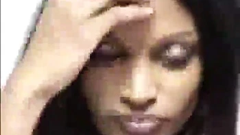 Koreanische Amateurin bläst Schwanz und wird missionar gefickt