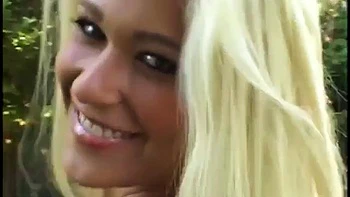 Blonde tatouée en cowgirl et en cuillère baisée