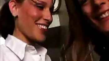 Morena seduce tímida a su primera vez lésbica con doggy y lamidas