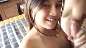 Trois MILFs thaïes baisent gros culs en levrette