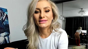 Loira Caelia23 fuma e chupa na cam fetiche