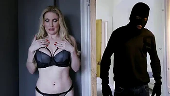 Sexy Diebin fickt und saugt hart von hinten