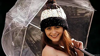 Sommerblonde mit Sommersprossen bläst fette Titten und fickt hart im Doggy