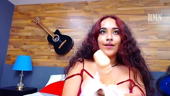 Novinha latina amadora tira a roupa no stripchat
