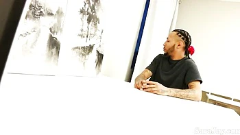 Sara Jay chupando la polla de Macana Man