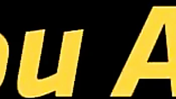 Petite chatte amateur suce et boit de la pisse