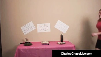 Heiße Milf Charlee Chase und Allura Skye in Strümpfen ficken