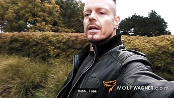 Zara DuRose chupando um pau grande, morena sexy