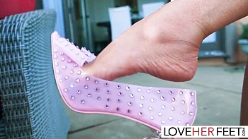 Victoria Zdrok loira recebe masturbação e adoração dos pés