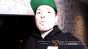 Julia se fait baiser fort en public dans l'action allemande