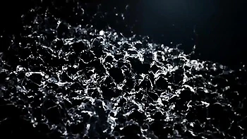 Claudia Macc leckt und trinkt heiße Pisse im Mund