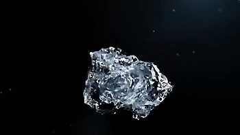 Morena que corre y bebe pipí extremo