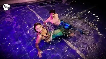 Сара Блондинка сосёт член на улице у бассейна