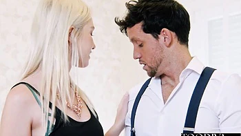 Alex Charger tease et baise avec grosse queue en lingerie