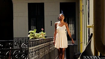 Latina negra caliente chupando un enorme pollón a lo cowgirl