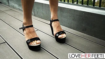 Dorothy Black verehrt geile Füße