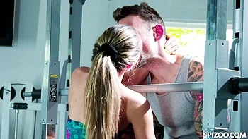 Alex und Mackenzie saugen Schwanz und ficken nasse Fotze