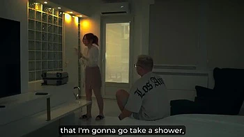 Belle-mère baise son beau-fils à l'hôtel avec creampie russe