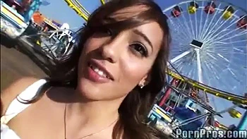 Melianie Jane lutscht Schwanz im Doggy und reitet Cowgirl