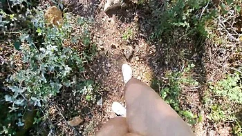 Latina grosse fesse baise inconnu en plein air en levrette avec manchon