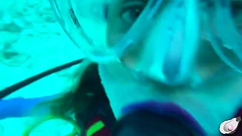 Похотливый осьминог жестко трахает супергерл милф с большим клитором под водой