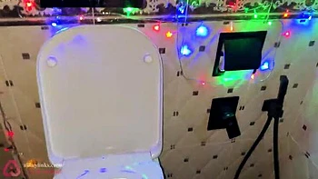 Orina rusa POV primer plano: coño sucio y compresas - ducha dorada navideña