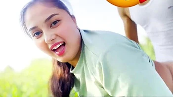 Jeune indienne à gros seins baisée dur en forêt avec son mec