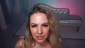 Reife Chloe Angel wird vom jungen Hengst hart gefickt