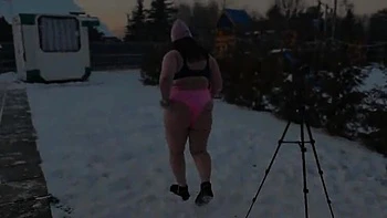 MILF pelirroja dominatrix: meando desnuda en nieve y haciendo que él coma