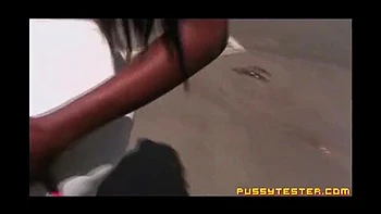 Primera audición de Ruby Fox - chica ébano se la chupa y corre en blanco