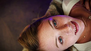 Duas adolescentes sardentas Dixie Lynn e Madison se divertem no sofá