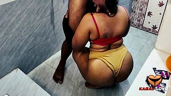 Füllige indische Hausfrau badet und wird gefickt