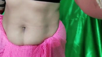 Bhabhi desi de gran culo se desnuda, muestra su puta jugosa y cuerpo sexy