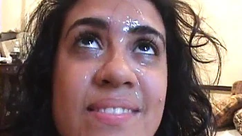 Brünette Amateurin fickt doggy und bläst Schwanz