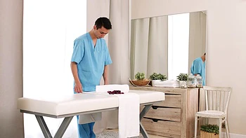 Polly White loira fodida na sala de massagem suja