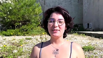 Emma 30 adora foder ao ar livre na França