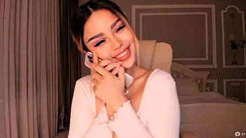 Chica asiática tetona se desnuda y se masturba