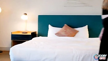 Petite trans blonde se masturbe et jouit