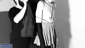 Gefesselte Sub-Schlampe spritzt hart in schwarzer Strumpfhose